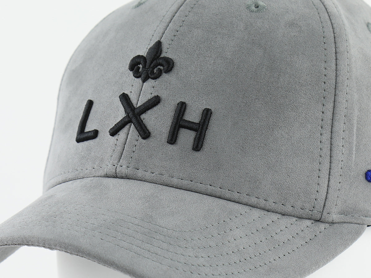 Casquette LXH en suédine gris avec broderie noire pour un style moderne