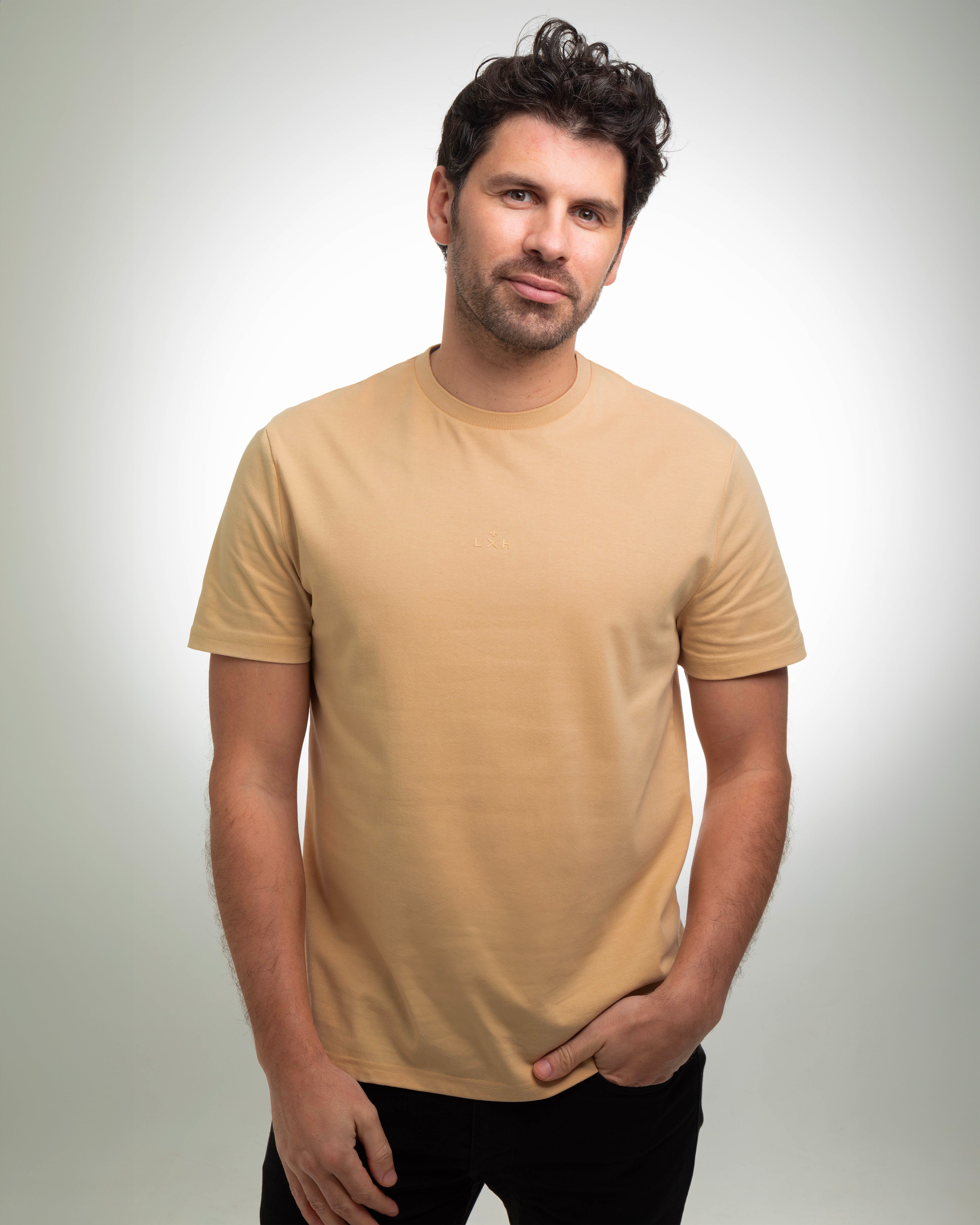 T-shirt Coton beige LXH porté par un homme avec coupe classique et col rond
