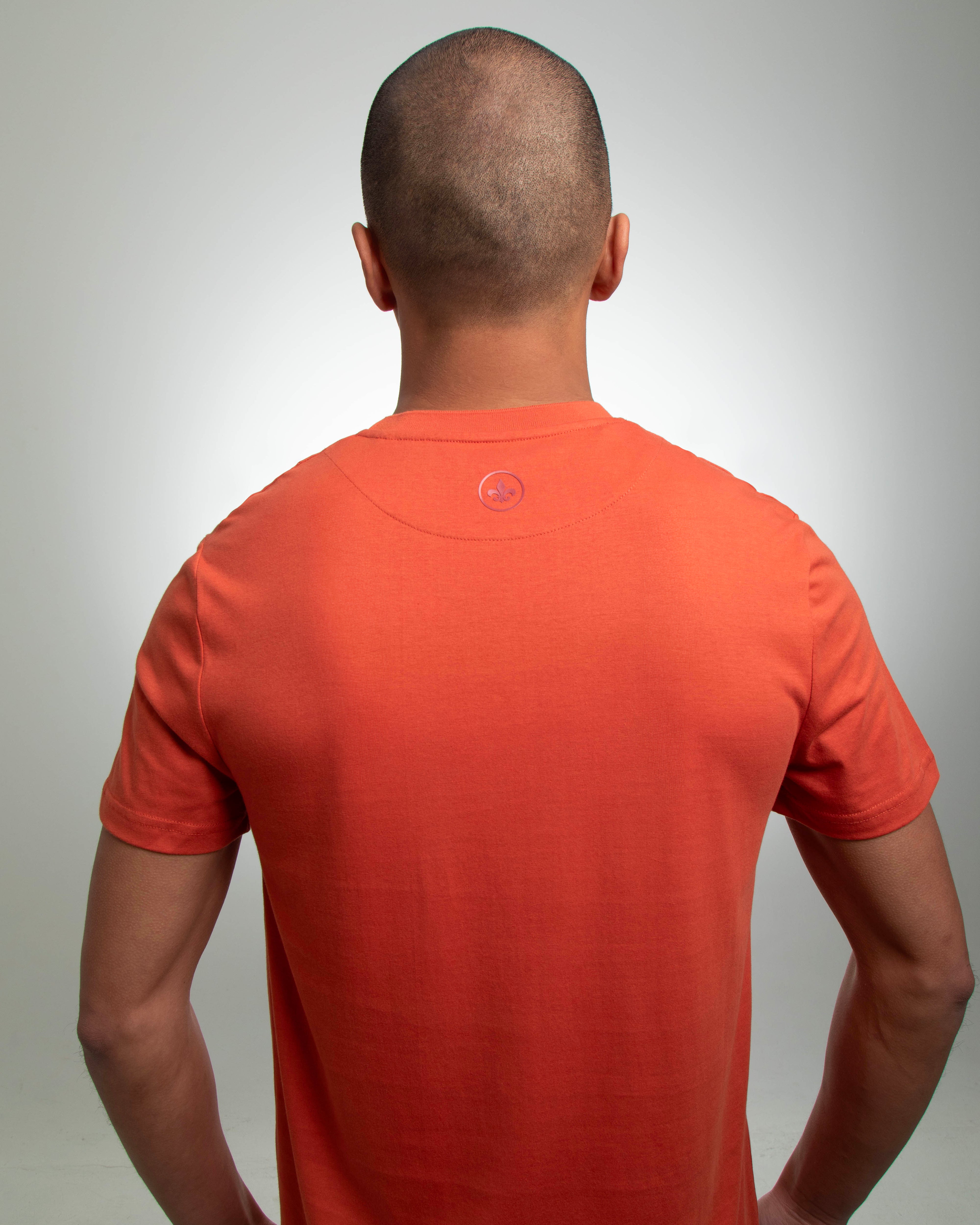 Homme de dos portant un T-shirt Coton Terracota LXH à manches courtes en coton doux