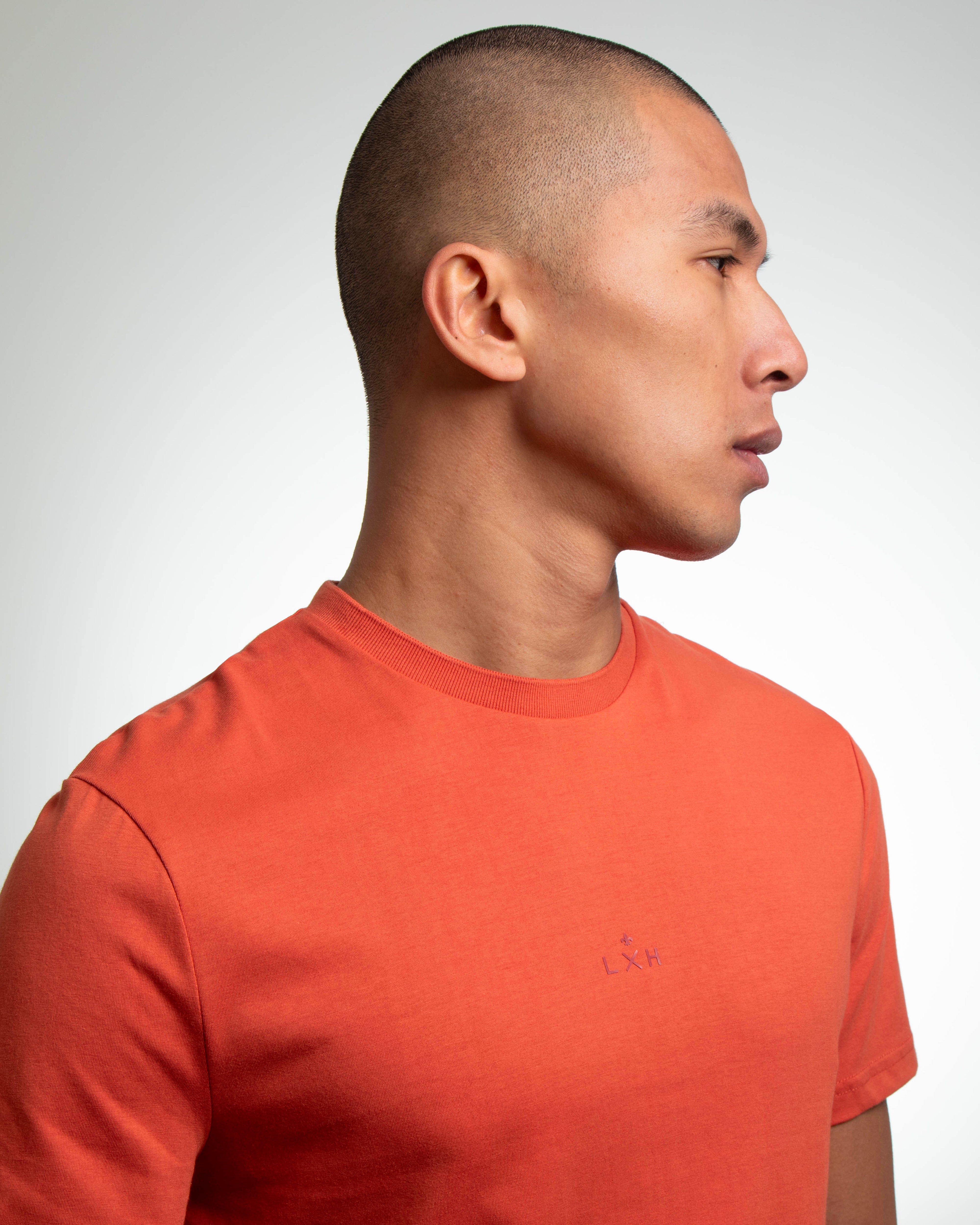 Homme portant un T-shirt Coton Terracota LXH col rond manches courtes en gros plan