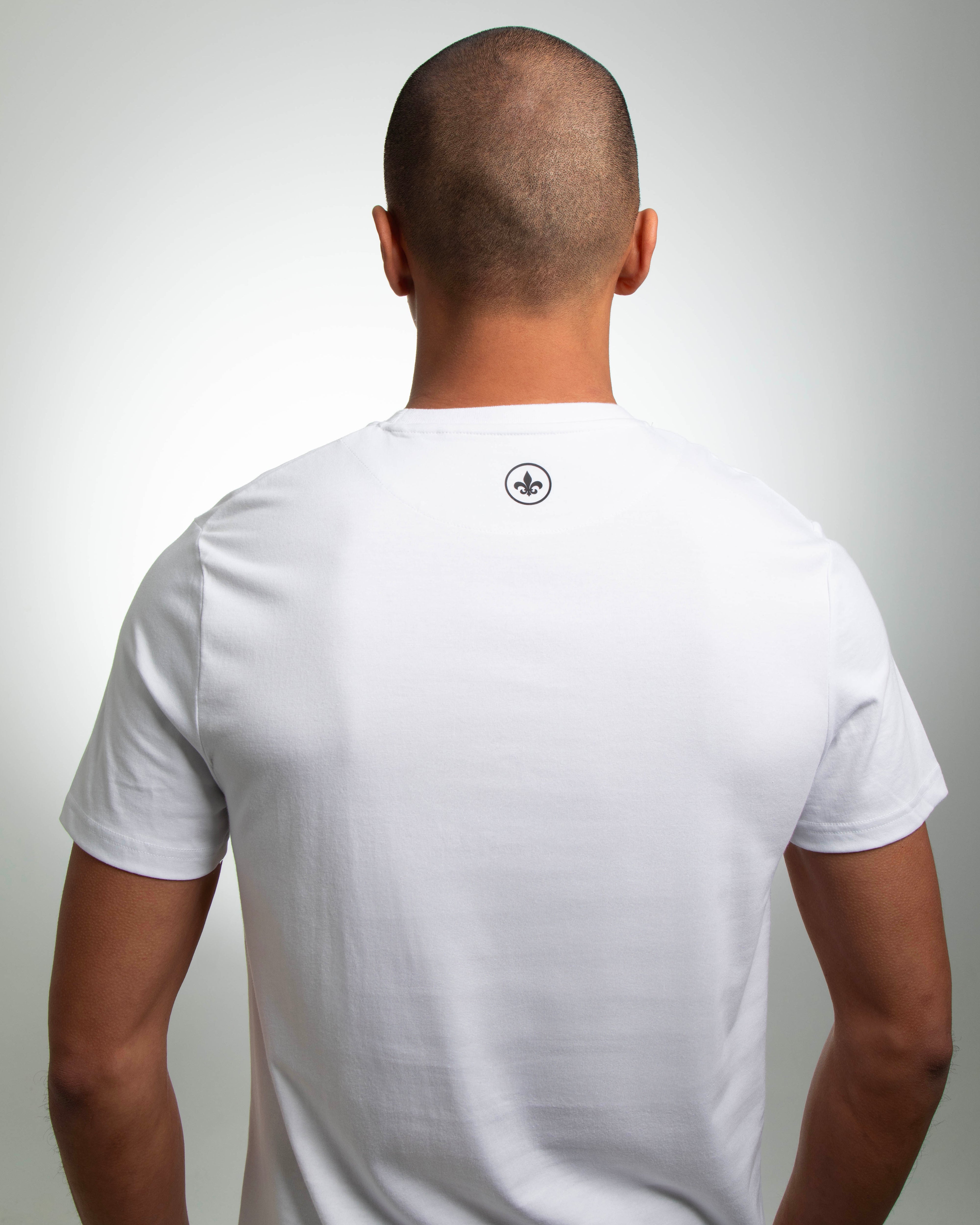 T-shirt coton blanc LXH porté de dos par un homme avec un petit logo au col