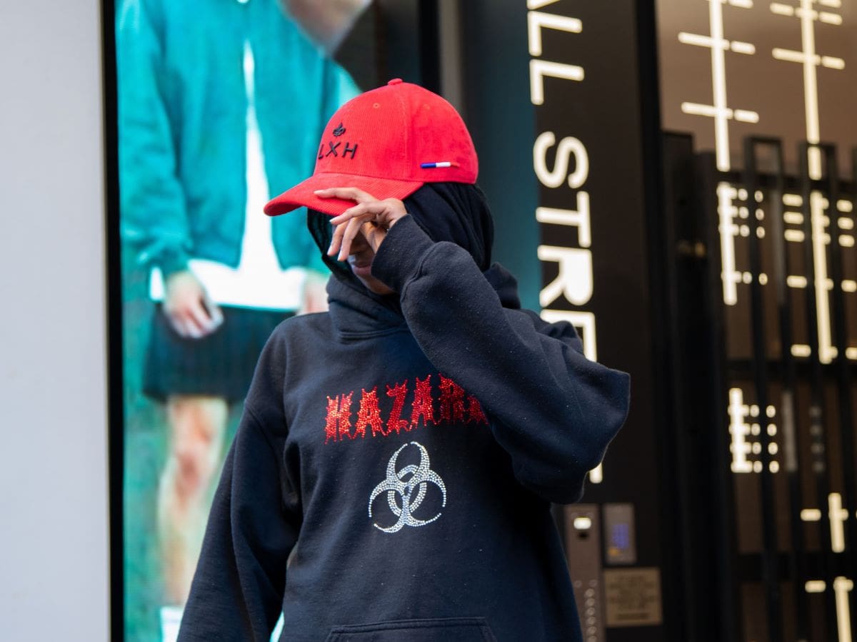 Casquette Velours Côtelé Rouge de la marque LXH portée en extérieur avec sweat à capuche noir