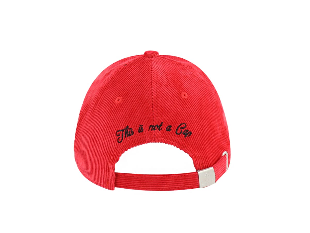 Casquette Velours Côtelé Rouge LXH vue de dos avec fermeture ajustable et broderie noire