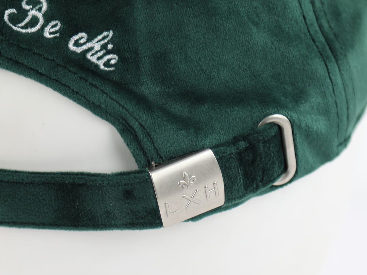 Casquette LXH en Velours de Soie Vert avec fermeture métallique ajustable et broderie 'Be chic'