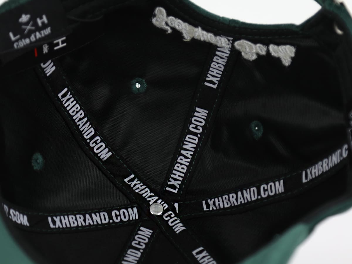 Intérieur de casquette LXH en Velours de Soie Vert avec coutures noires et tissu doux